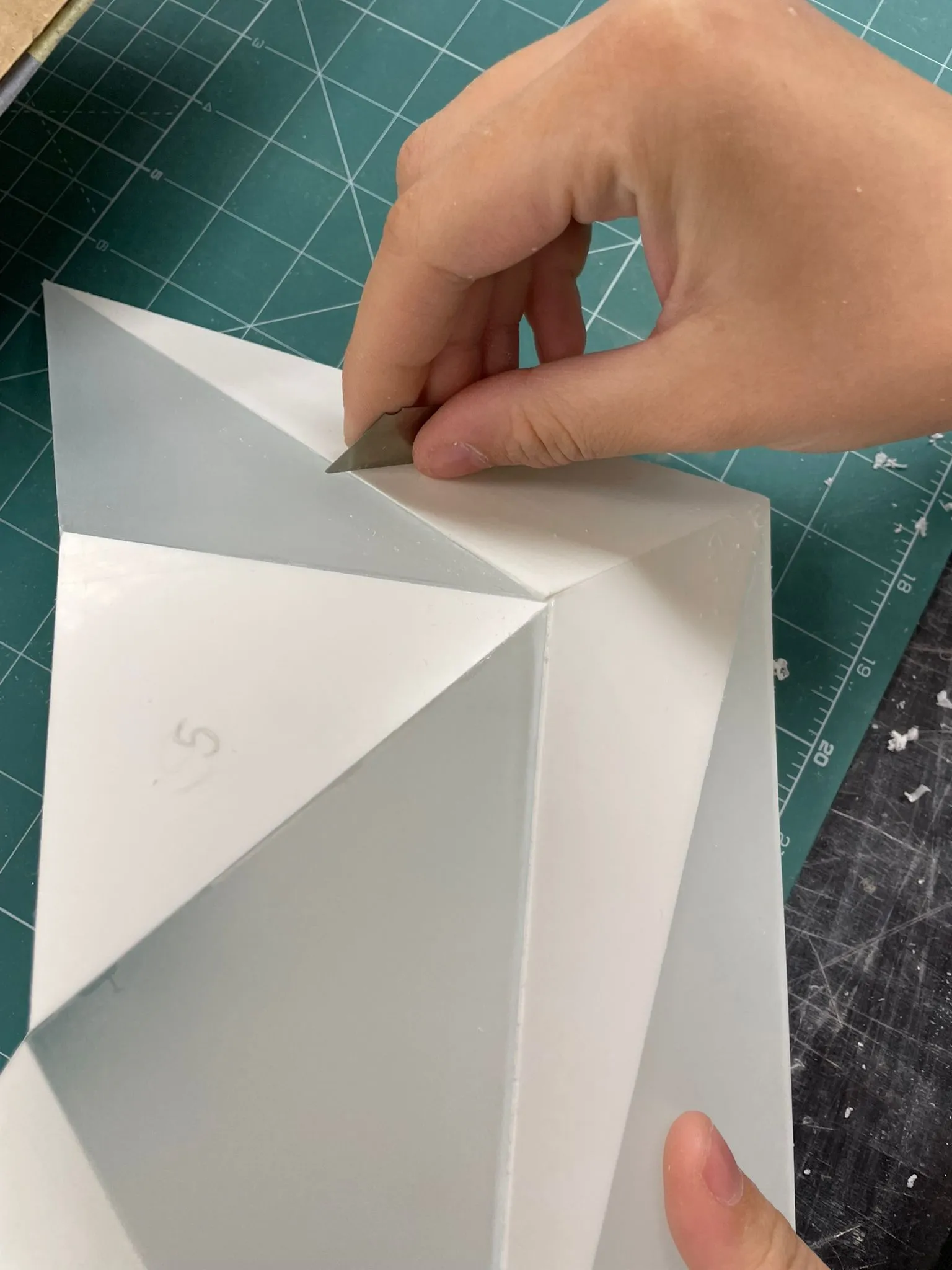 Light ORIGAMI – Finishing the seams after gluing