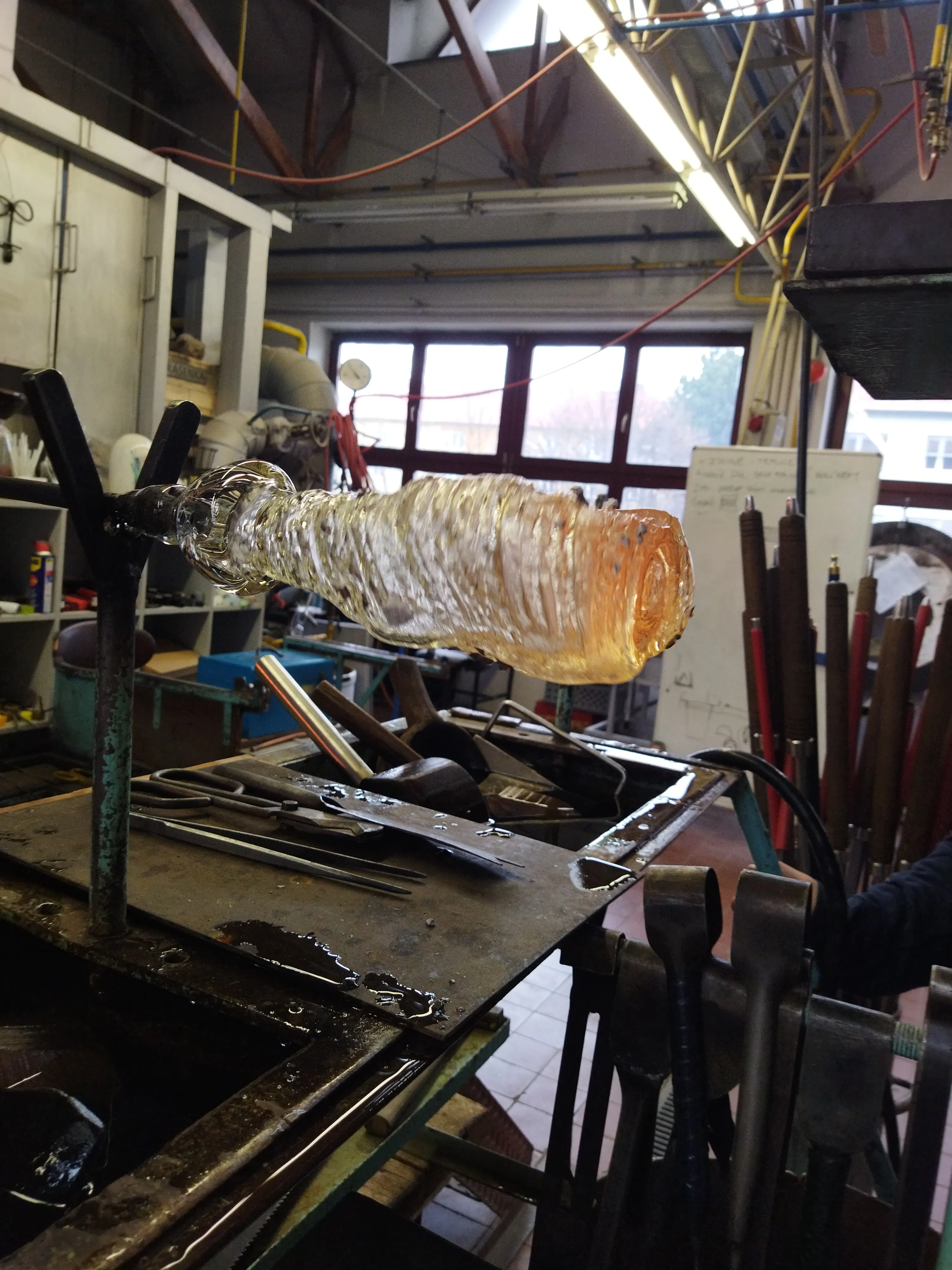 Vase GLACIAR – Preparing for the transfer
to the annealing oven