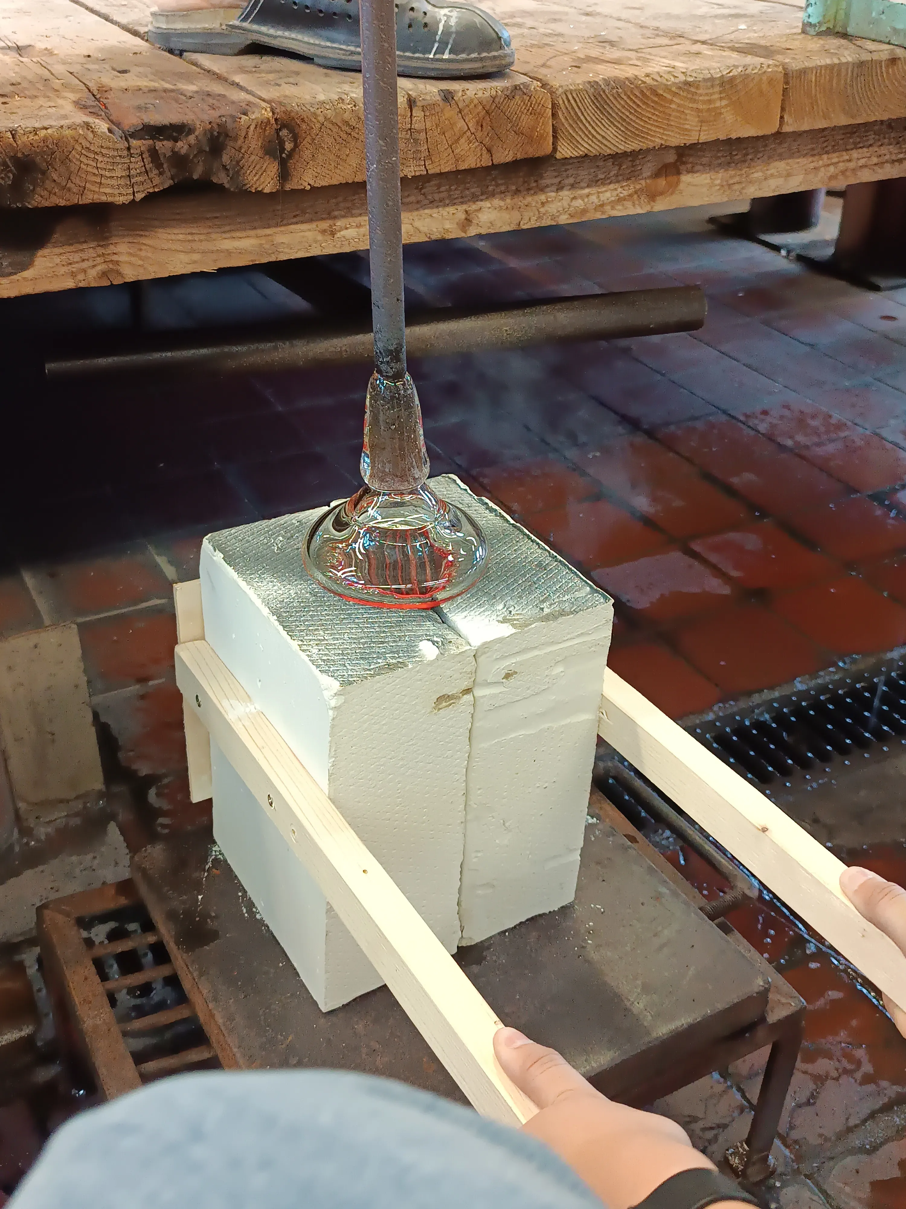 Vase WHALE – Blowing the glass into the mould