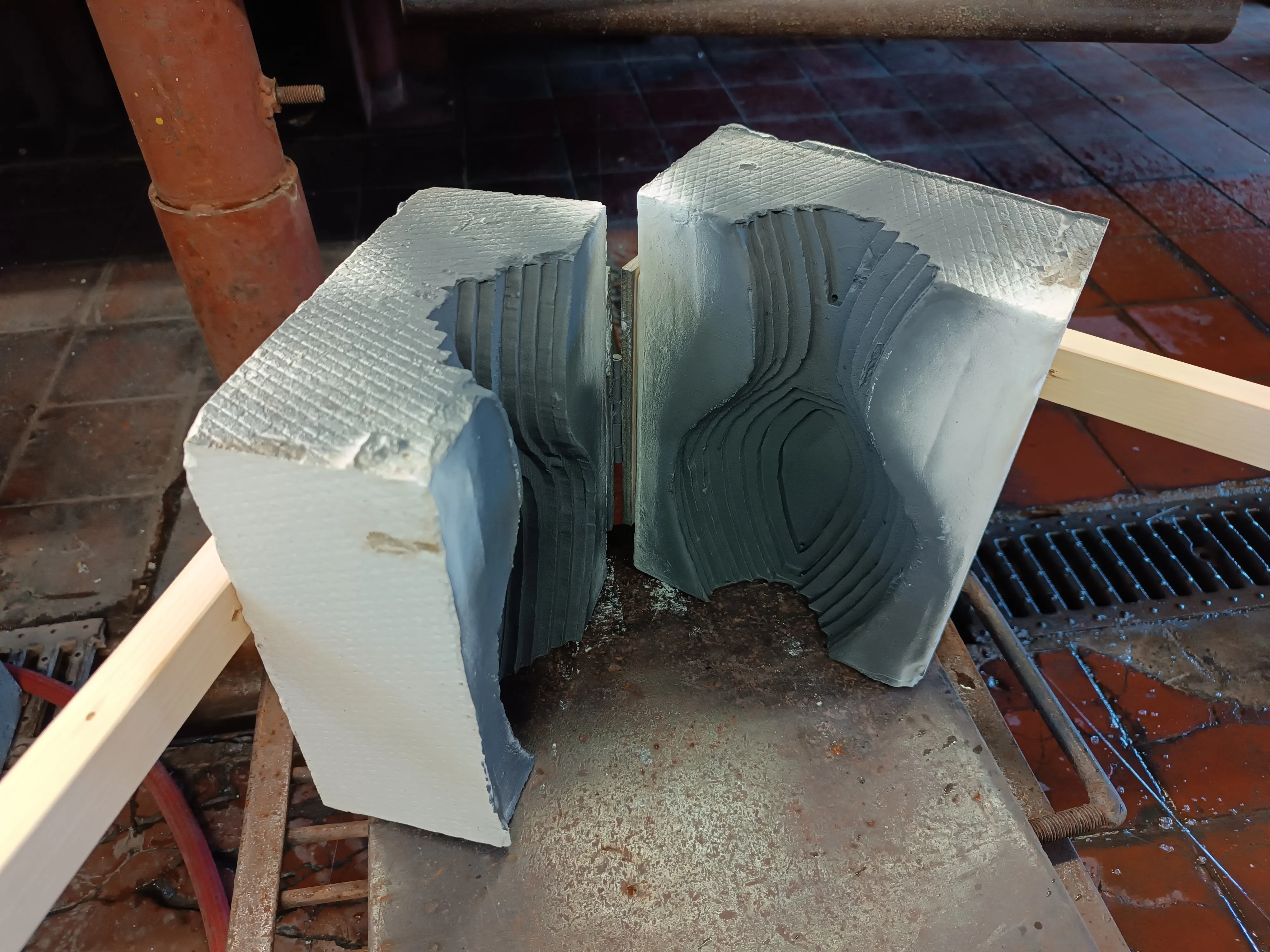 Vase WHALE – Applying the graphite spray
