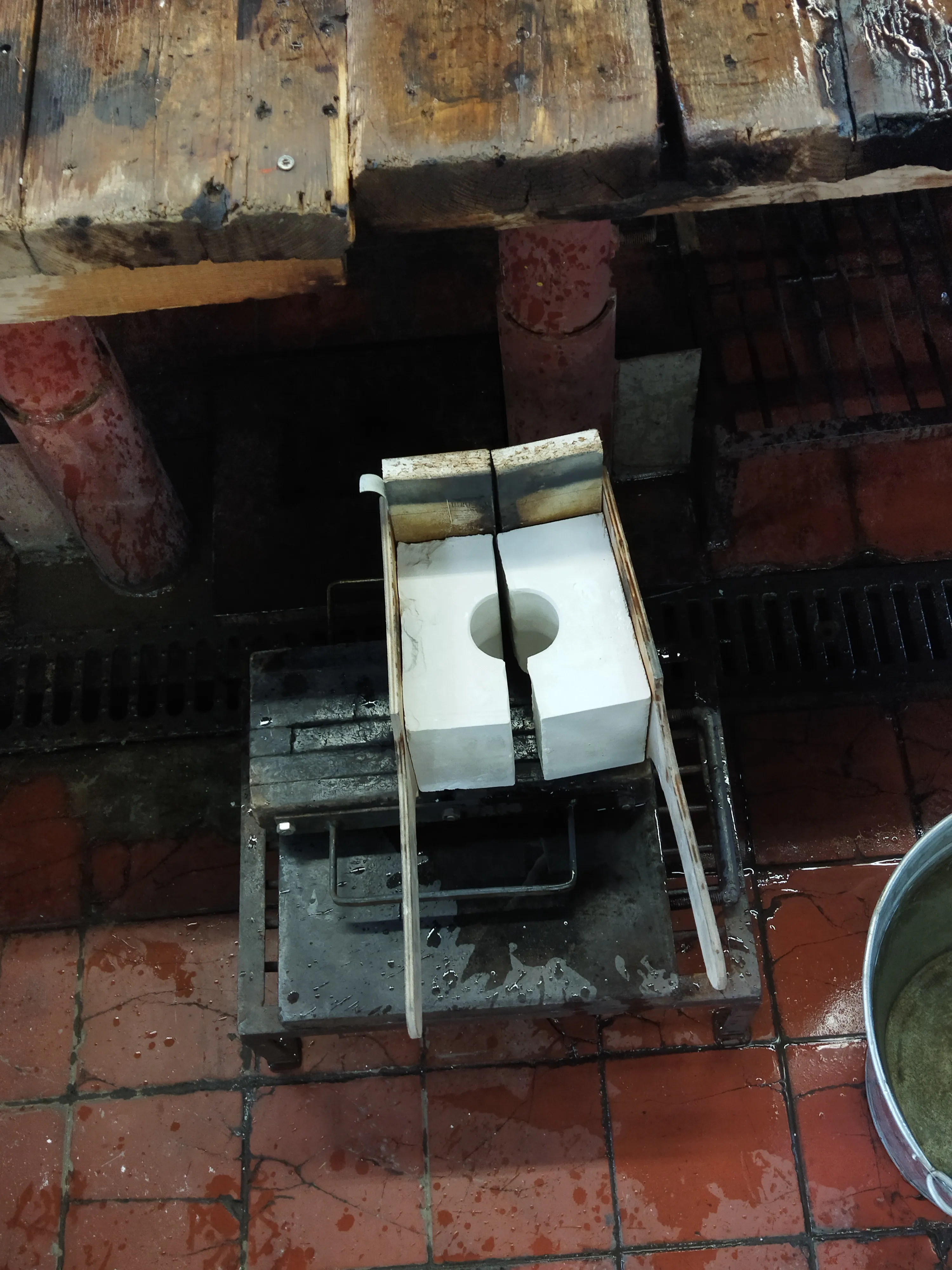 Glass AUREA – Blowing the glass into the mould